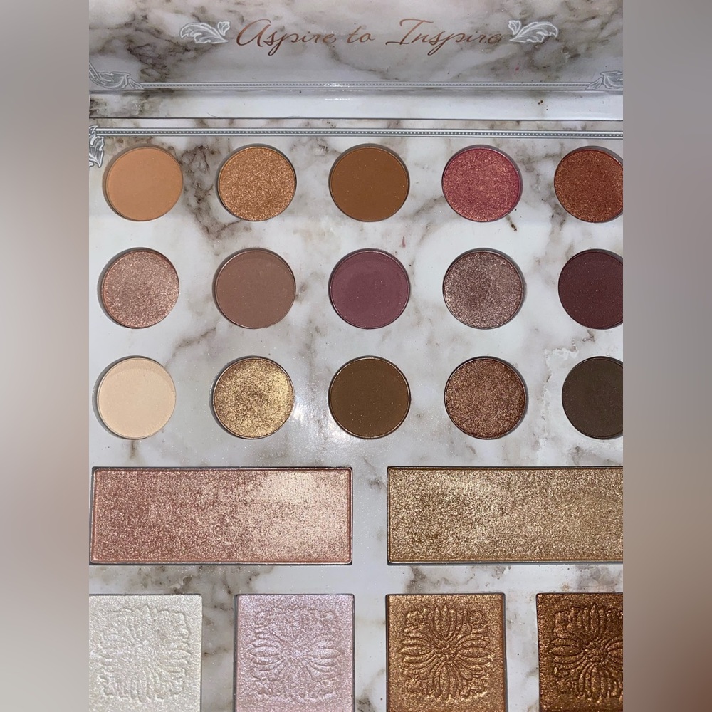 By cosmetic Carly Bybel eyeshadow